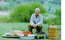 AU TRAVERS DES OLIVIERS (ZIR E DARAKHTAN E ZEYTON) AU TRAVERS DES OLIVIERS (ZIR E DARAKHTAN E ZEYTON)