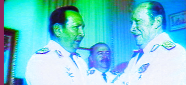 Derrière les drapeaux, le soleil (Bajo las banderas, el sol)