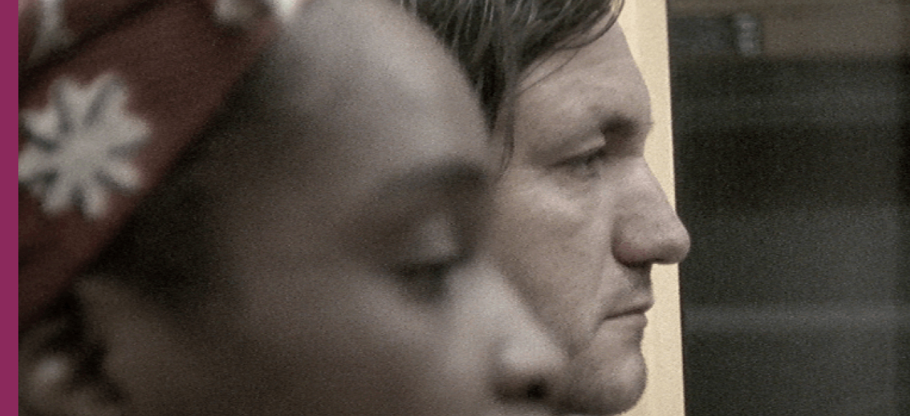 L'herbe collée à mes coudes respire le soleil