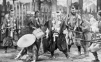Qui marche sur la queue du tigre…(Tora no o wo fumu otokotachi) 